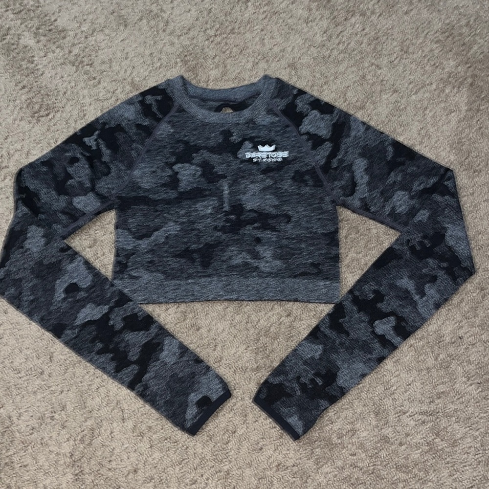 Daretobe size small, long sleeve compression workout crop top